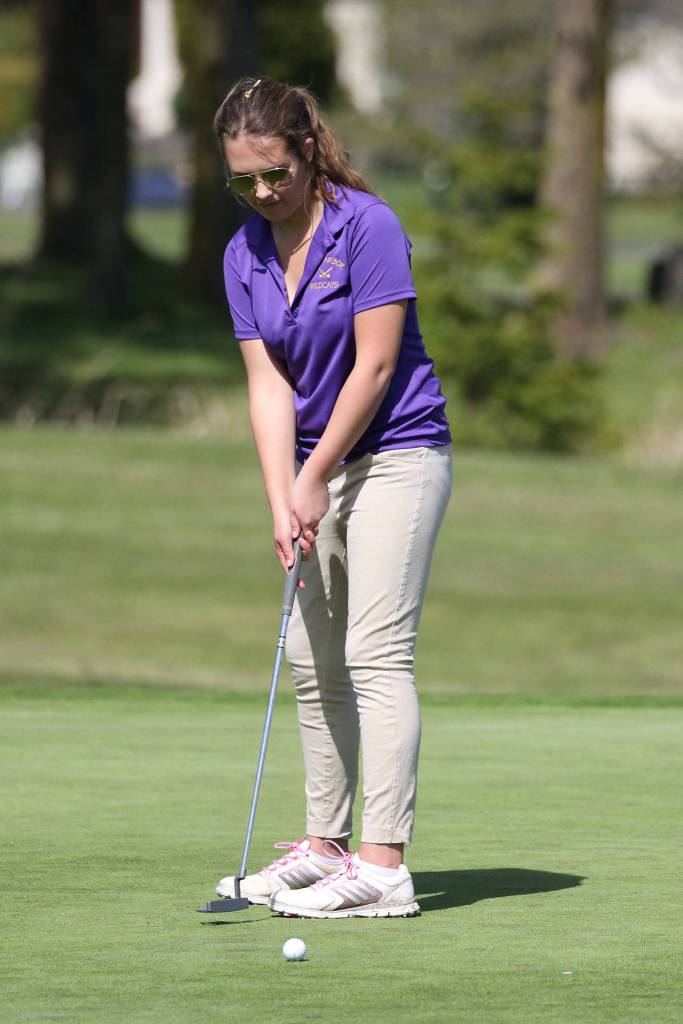 Makenna Ronning sinks a put.(Photo by John Fisken)