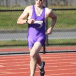 Mac Nuanez rounds the final turn in the 800.(Photo by John Fisken)