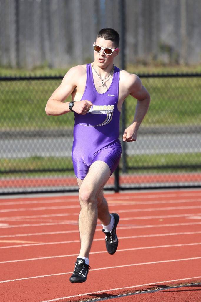 Mac Nuanez rounds the final turn in the 800.(Photo by John Fisken)