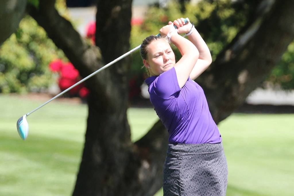 Beth Paul follows the flight of her tee shot.(Photo by John Fisken)