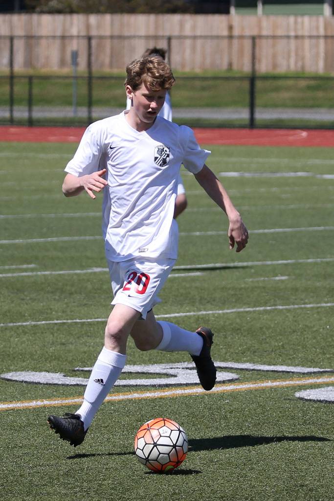 Coupevilles Sam Wynn runs down a loose ball.(Photo by John Fisken)