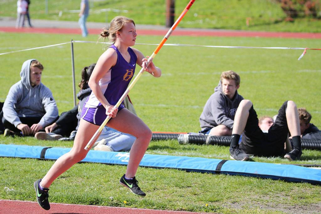 Chantelle Rector heads down the pole vault runway.(Photo by John Fisken)
