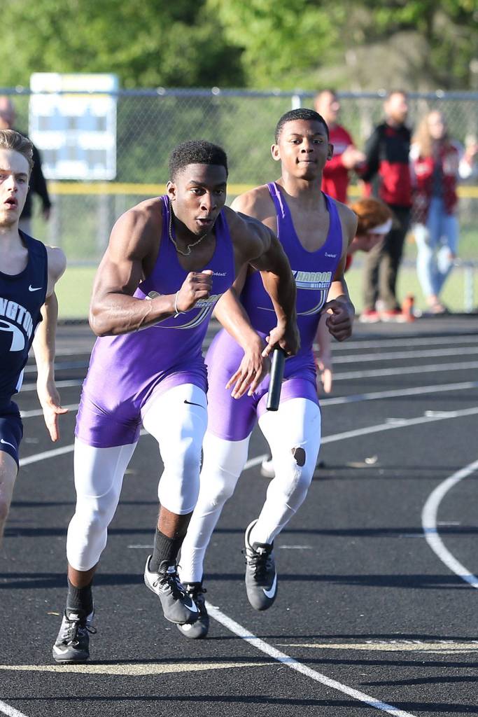 Taeson Hardin takes the baton from his brother Dorian Hardin.(Photo by John Fisken)