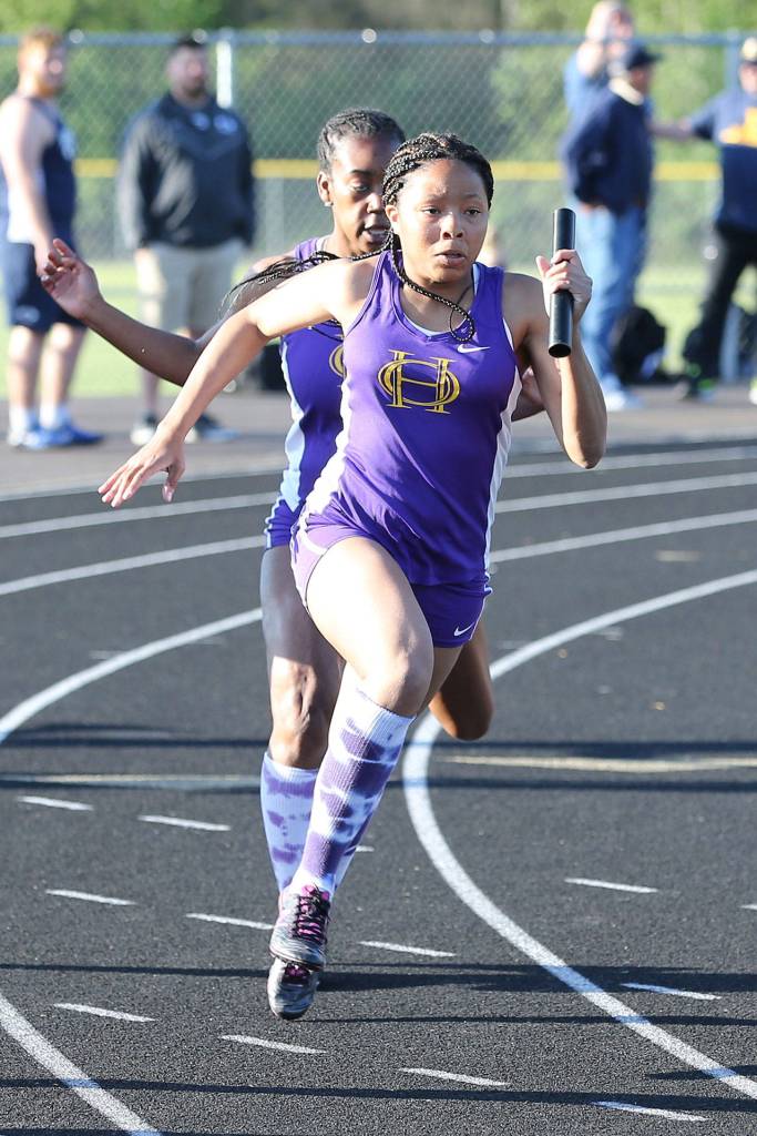 Amaya Rittierodt takes the baton from Kia Ceya.(Photo by John Fisken)