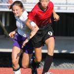 Coupevilles Mary Milnes (9) wins a battle to the ball.(Photo by John Fisken)