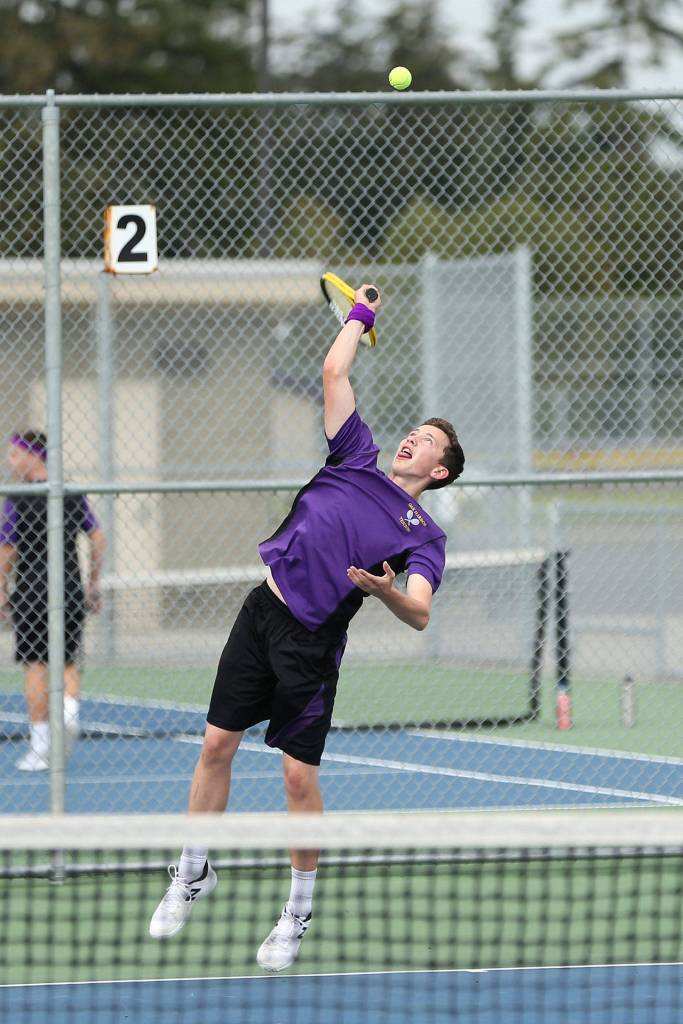 Nathaniel Thompson fires a serve in the second singles match.(Photo by John Fisken)