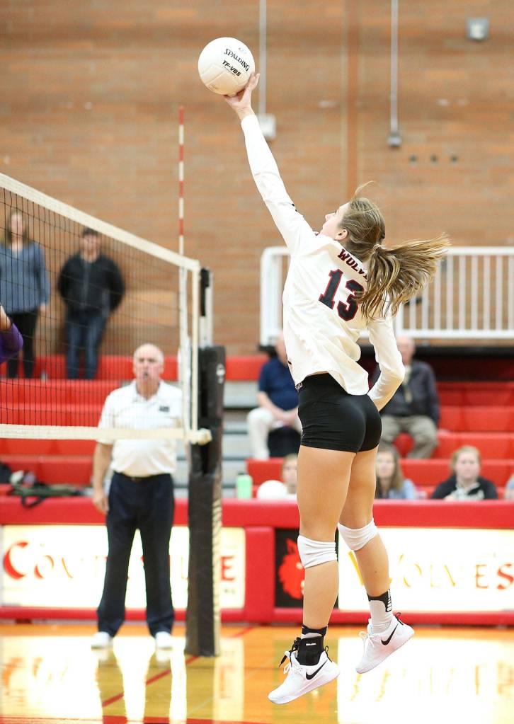 Coupevilles Emma Smith tips against Anacortes. (Photo by John Fisken)