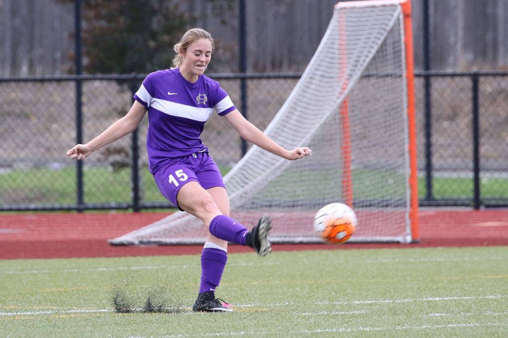 Traci Miller-Olmstead takes a goal kick.(Photo by John Fisken)