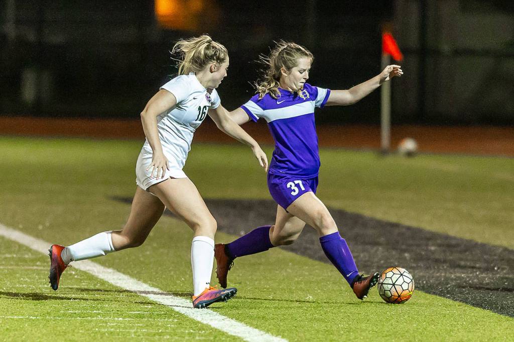 Oak Harbors Peyton Rhyne beats Edmonds-Woodways Meghan Ashe to the ball.(Photo by John Fisken)