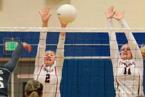 Wolves win battle of unbeaten teams / Volleyball