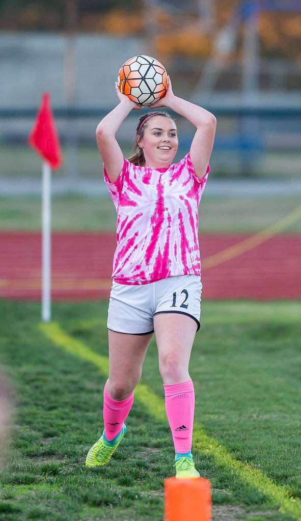 Maddy Hilkey returns the ball to play.(Photo by John Fisken)