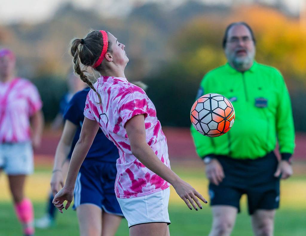 Lindsey Roberts controls the ball off a bounce.(Photo by John Fisken)