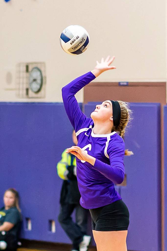 Payton Parks fires a serve.(John Fisken photo)