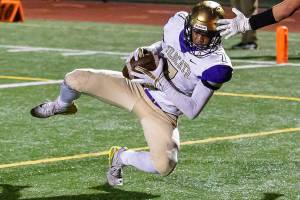 Wildcats maul MG, play for division crown Friday / Football