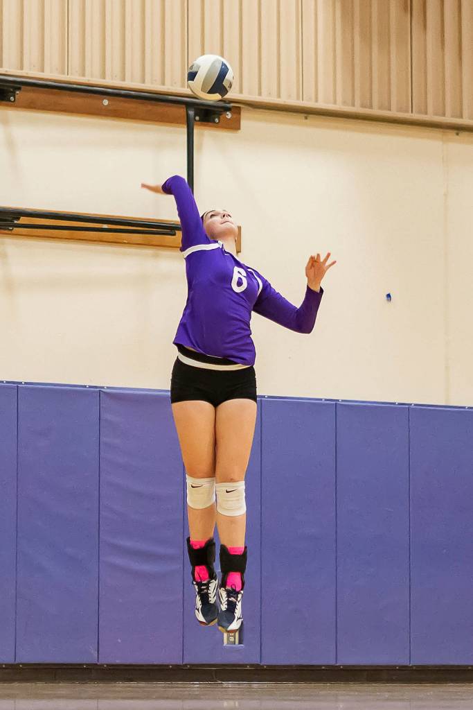Payton Parks leaps to serve in the Wildcat win.(Photo by John Fisken)