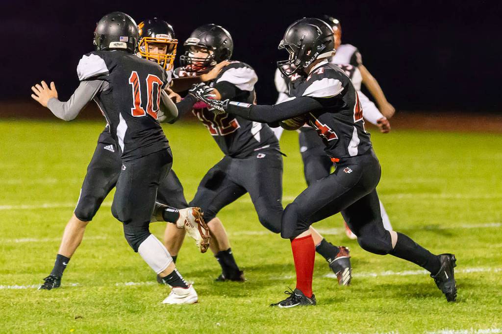 Gavin Straub runs behind the blocks of Shane Losey (10) and Andrew Martin (42).(Photo by John Fisken)