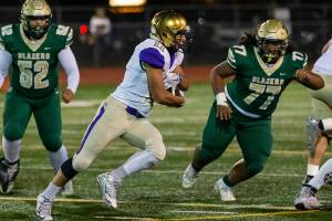 Timberline’s defense stops Oak Harbor’s playoff push / Football