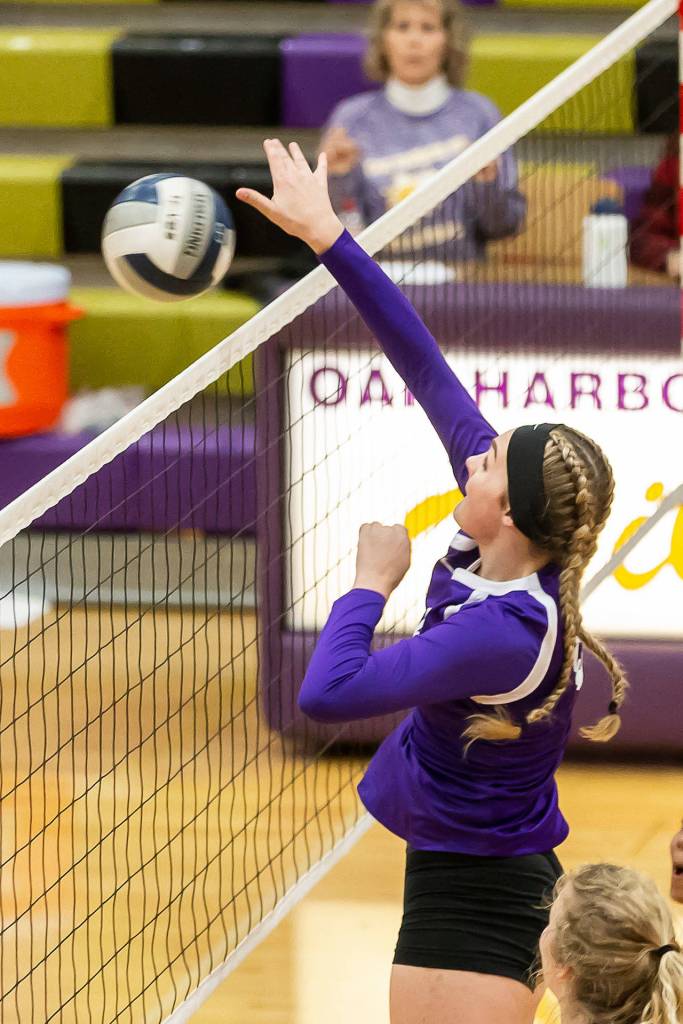 Payton Parks delivers one of her nine kills.(Photo by John Fisken)