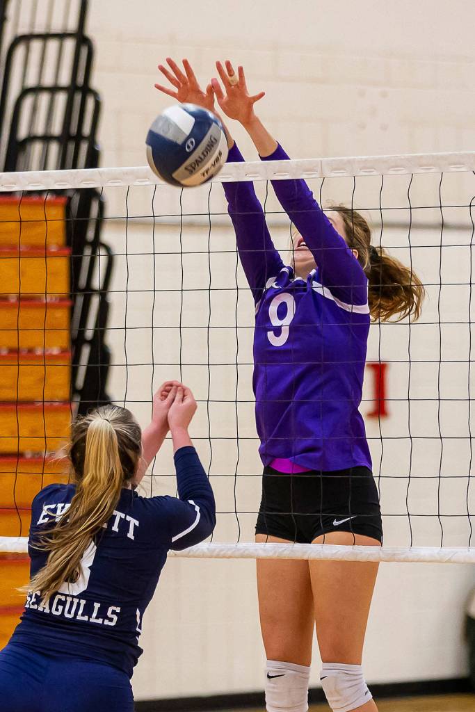 Leielle Salinger controls the net for Oak Harbor.(Photo by John Fisken)