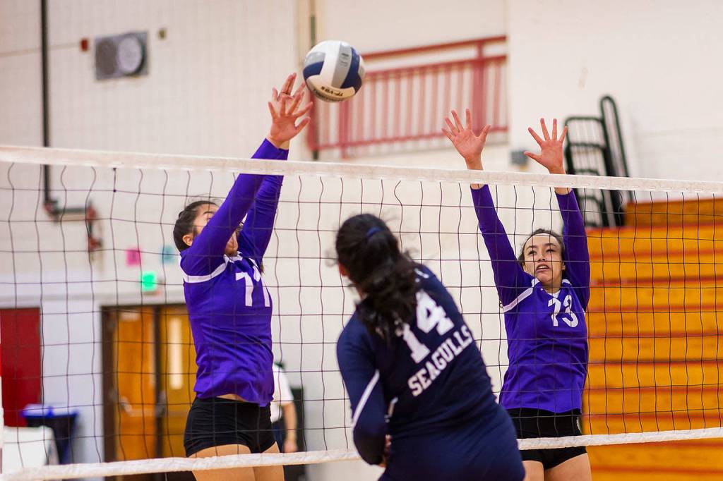 Leah Quidachay (11) and Jasmine Ford (13) try to block Everetts Susana Diaz.(Photo by John Fisken)