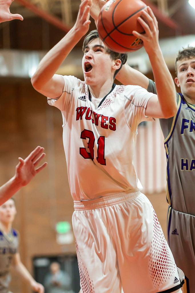 Urlik Wells powers to the hoop for the Wolves.(Photo by John Fisken)