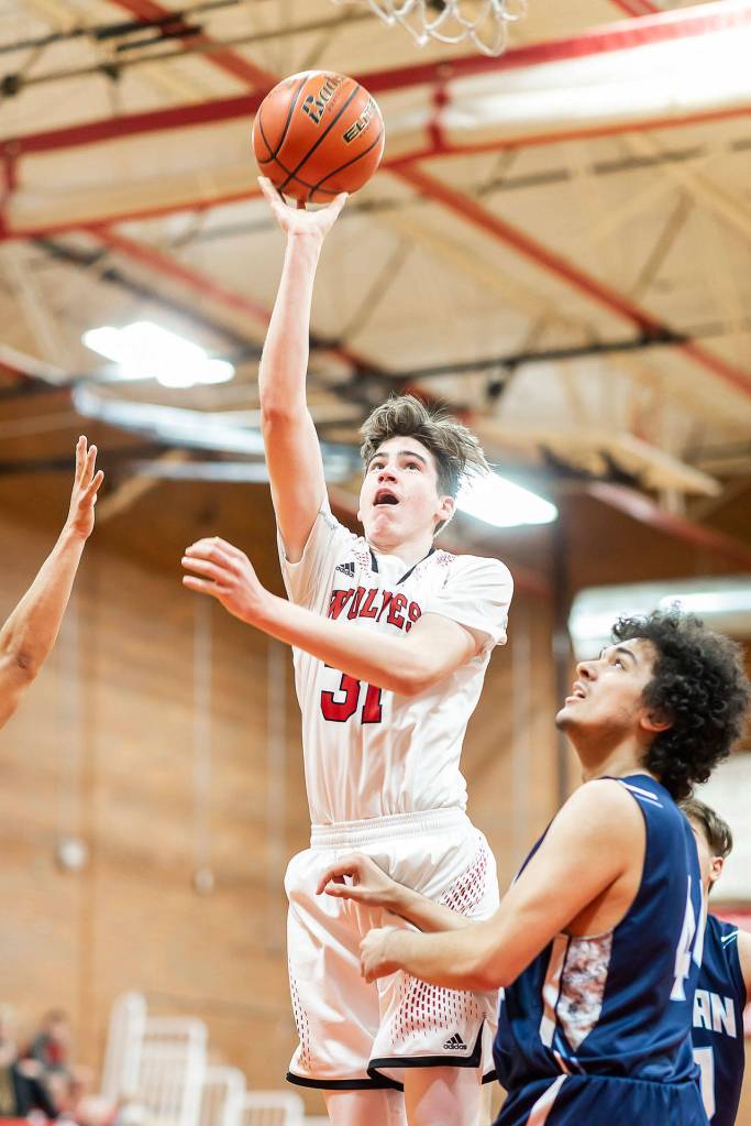 Ulrik Wells scores over Sultans Bradley Higgins.(Photo by John Fisken)