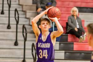 Wildcats rally to defeat Bellingham / Boys basketball