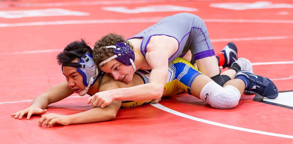 Shamus Warden, top, takes on Hazens Chinda Xayasanh.(Photo by John Fisken)