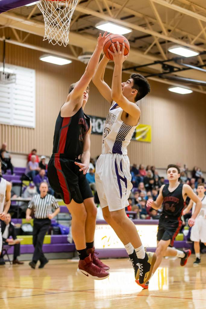 Matt Kelley, right, powers to the bucket.(Photo by John Fisken)