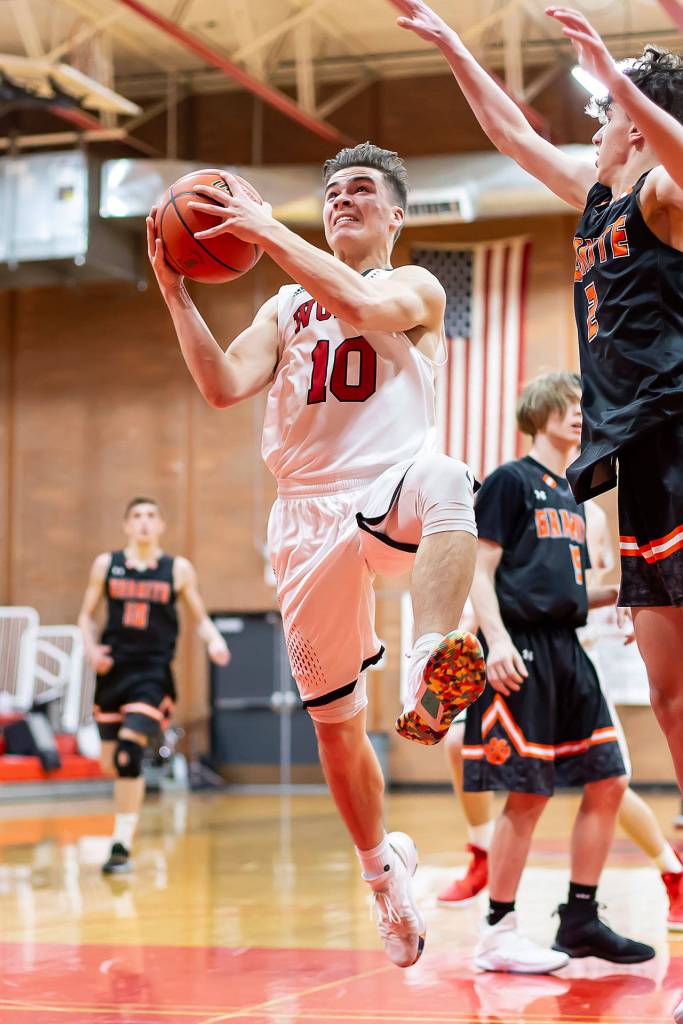 Sean Toomey-Stout takes the ball to the hole.(Photo by John Fisken)