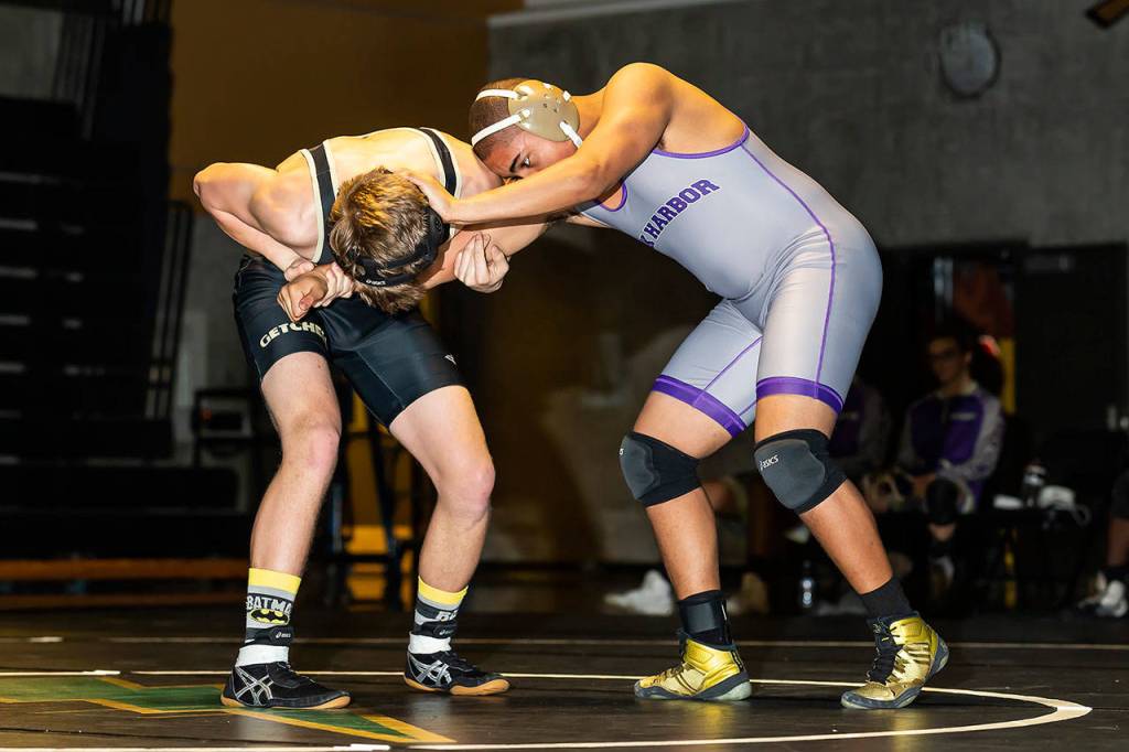 Oak Harbors Noah Hangan, right, tangles with Chris Bonner.(Photo by John Fisken)