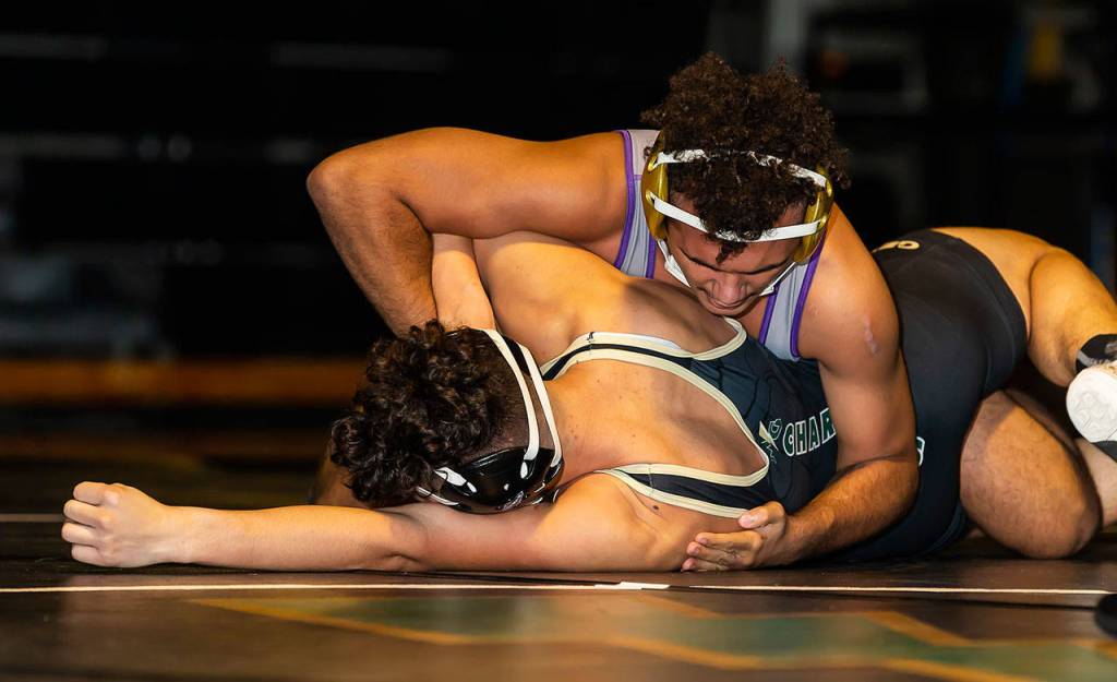 Brandon Liberty, top, tries to score some points in his match with the Chargers Andrew Cantu.(Photo by John Fisken)