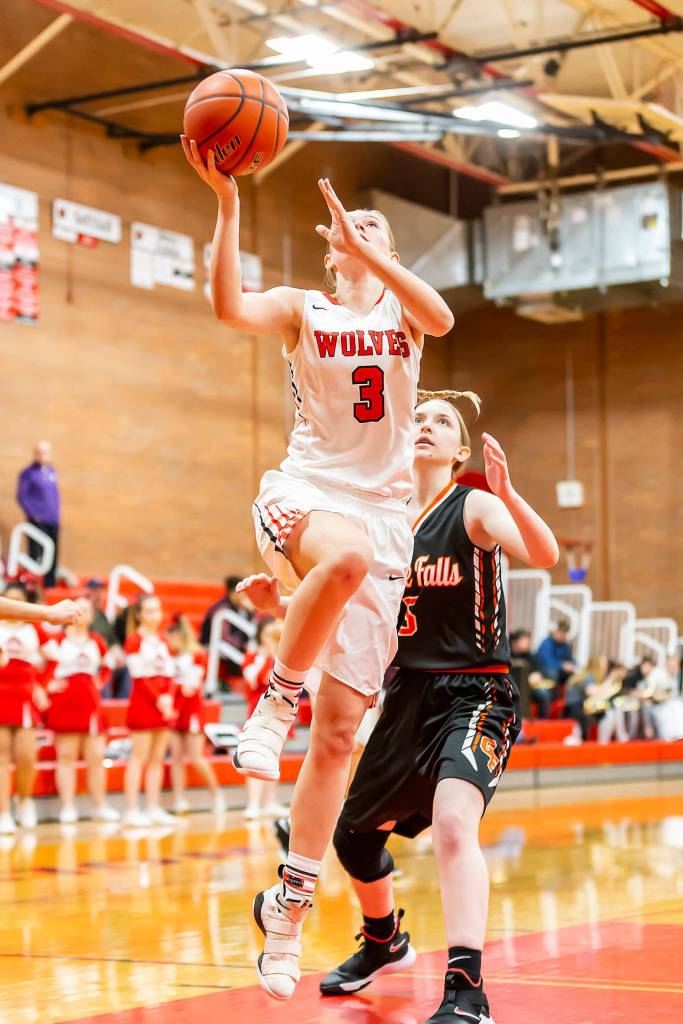 Chelsea Prescott takes the ball to the bucket.(Photo by John Fisken)