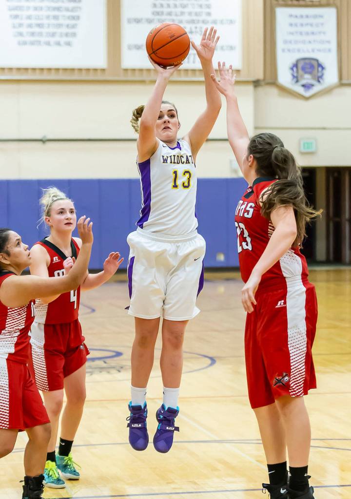 Payton Parks draws a crowd of Tomahawk defenders as she puts up a jump shot.(Photo by John Fisken)