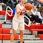 Lindsey Roberts looks for an open teammate.(Photo by John Fisken)
