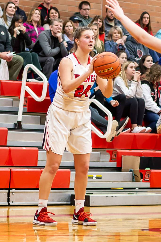 Lindsey Roberts looks for an open teammate.(Photo by John Fisken)