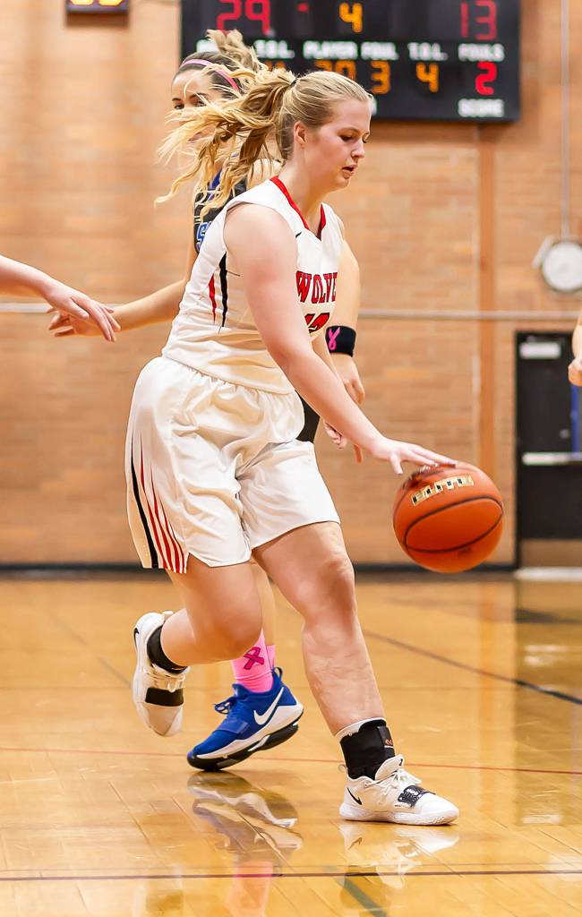 Hannah Davidson splits two Falcon defenders with the dribble.(Photo by John Fisken)