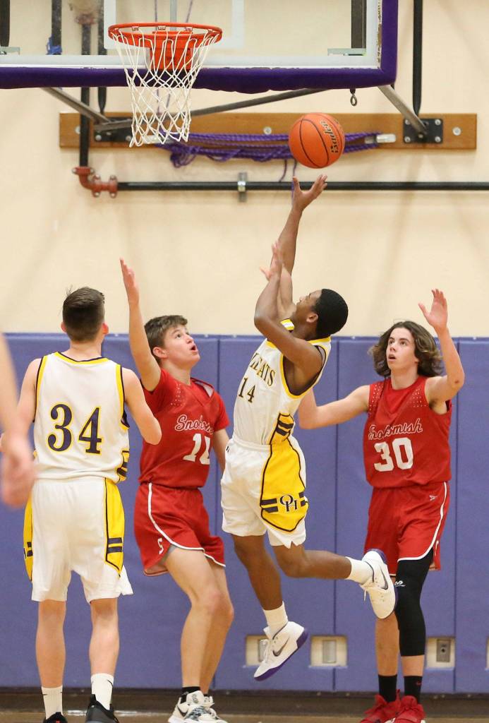 Dorian Hardin splits the defense of Snohomishs Jacob Brandvoid and Tayte Conover (30).(Photo by John Fisken)