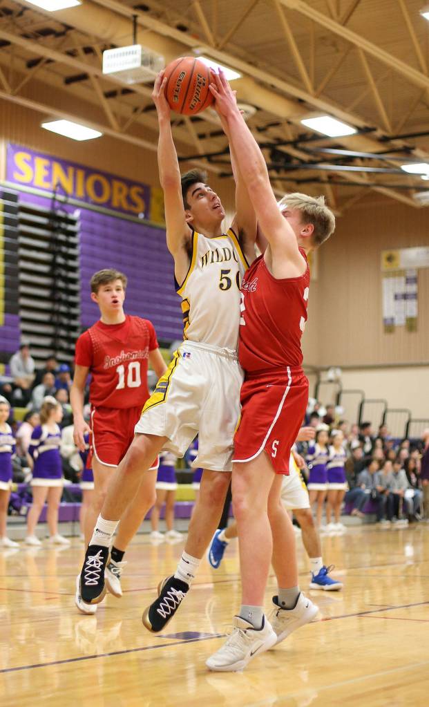 Matt Kelley, left, challenges Snohomishs Grady Kentch.(Photo by John Fisken)