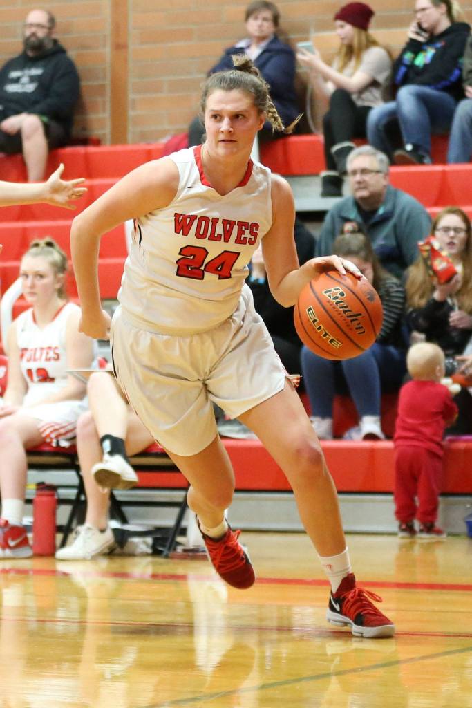 Lindsey Roberts attacks the baseline.(Photo by John Fisken)