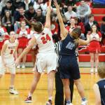 Coupevilles Lindsey Roberts (24) controls the opening trip over Sultans Ashley Evans.(Photo by John Fisken)