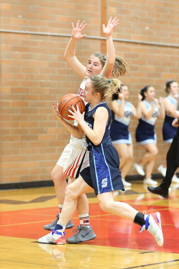 Coupevilles Tia Wurzrainer blocks the path of Sultans Lindsey Fleming.(Photo by John Fisken)