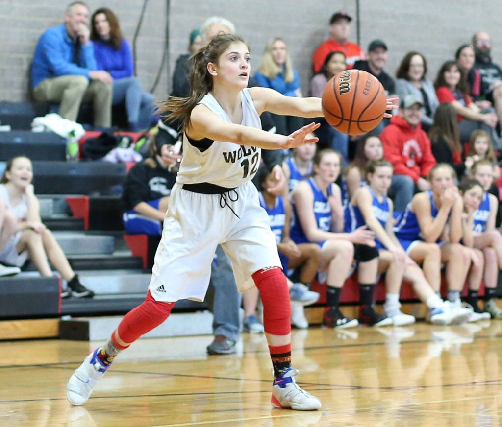 Ryanne Knoblich fires a pass for the Wolves.(Photo by John Fisken)
