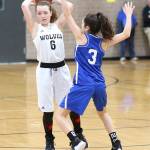 Coupevilles Gwen Gustafson (6) looks for an open teammate.(Photo by John Fisken)