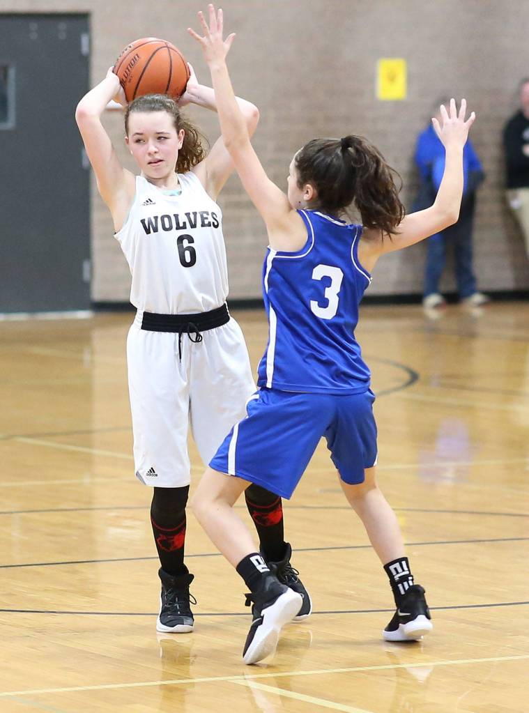 Coupevilles Gwen Gustafson (6) looks for an open teammate.(Photo by John Fisken)