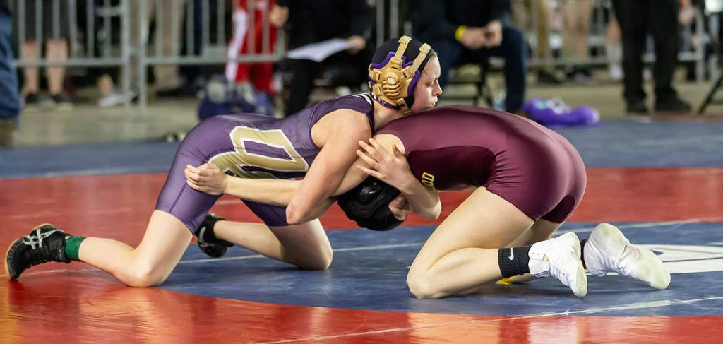 Oak Harbors Ella Erikson, left, and Lakewoods Torrie Blackwood.(Photo by John Fisken)