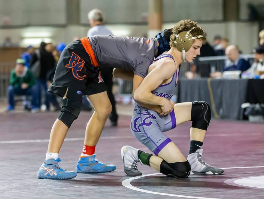 Oak Harbors Shamus Warden, right, and Eastside Catholics Cooper Flowers. (Photo by John Fisken)