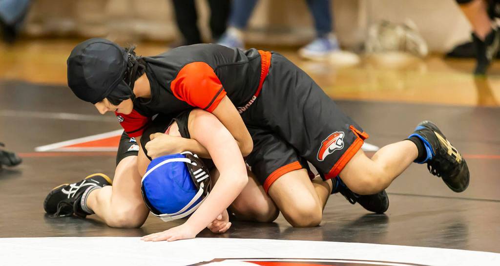 Oliver Steeg tries to turn his opponent.(Photo by John Fisken)