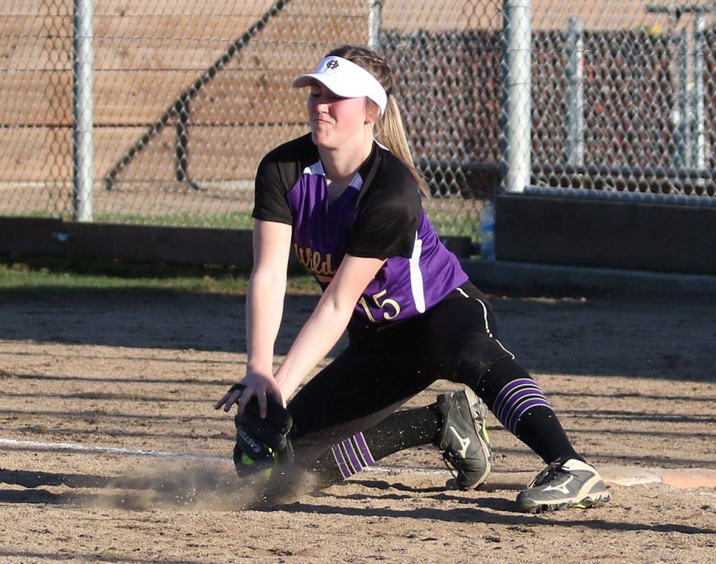 Kait Scheer scoops a low throw at first base.(Photo by John Fisken)