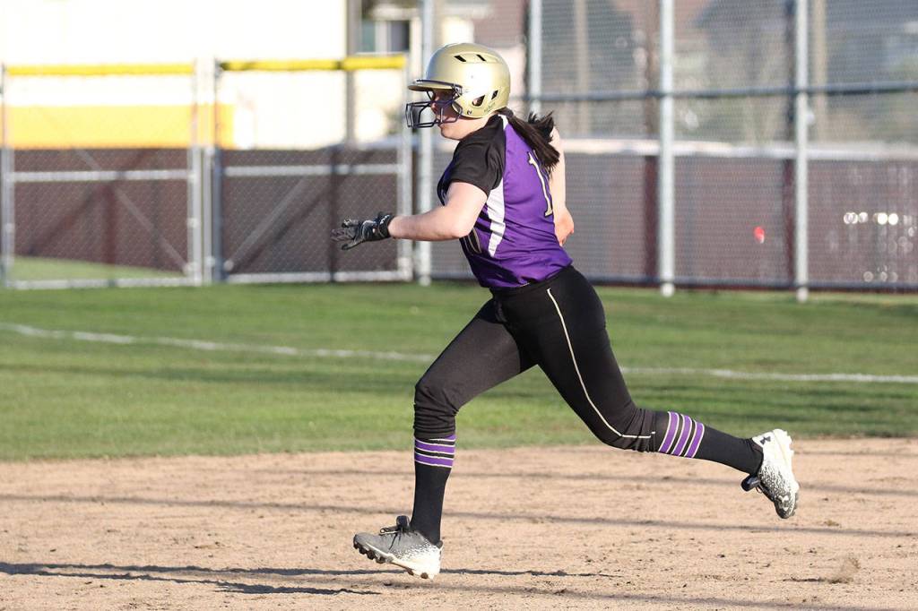 Bulldogs use 3-run innings to top Oak Harbor / Softball
